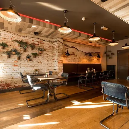 Boutique Hotel De Statie מלון 3*
